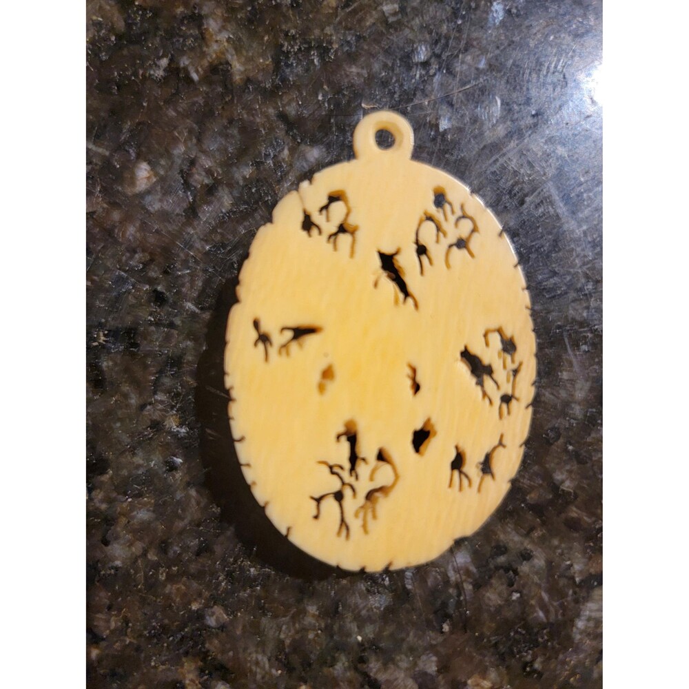 Intricately carved bone pendant, Vintage 1950s bone jewelry - Picture 3 of 10